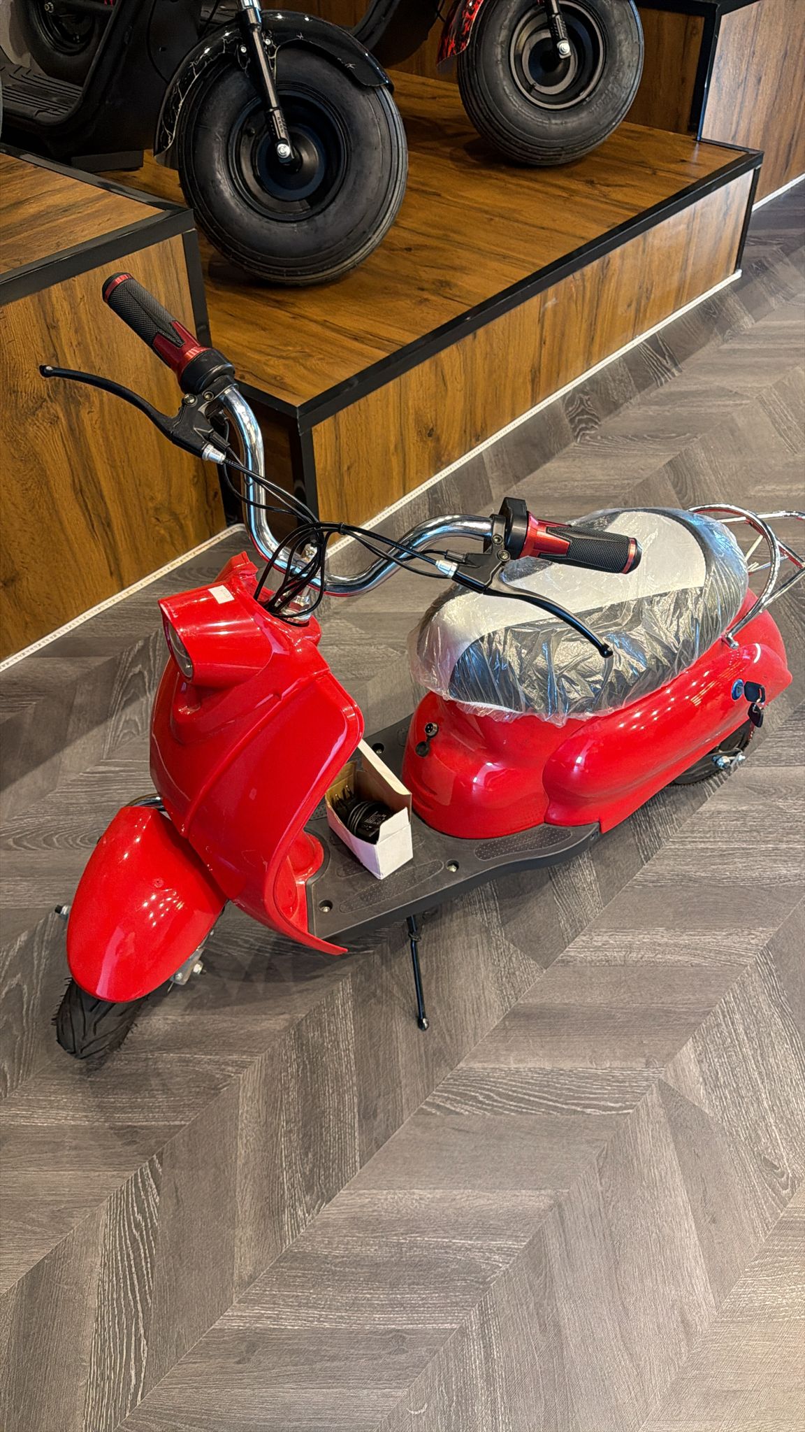 Kids Official Vespa 12V Sit-on Moped Motorbike – Red